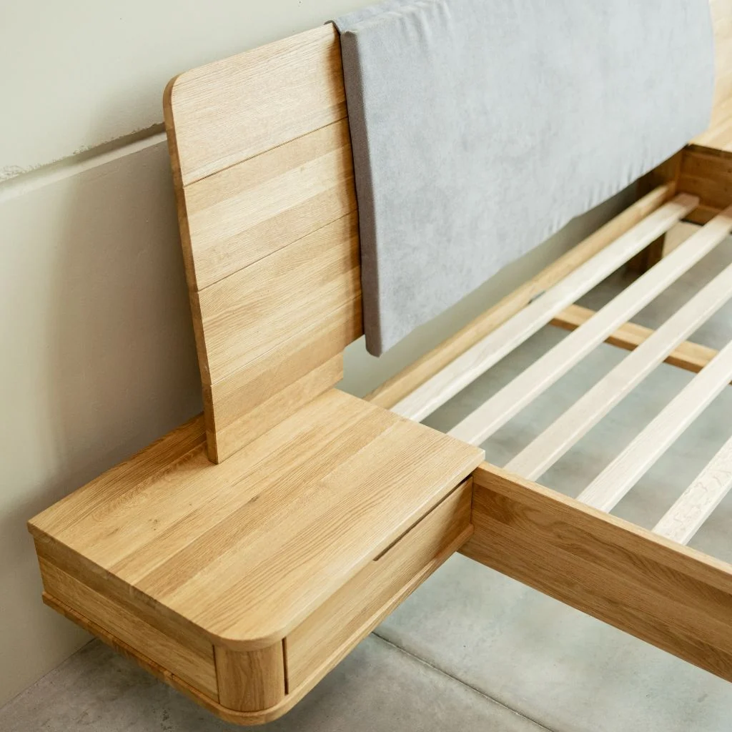 Massief eikenhouten bed met vastgebouwde nachtkastjes ALINA | NordicStory - Afbeelding 5
