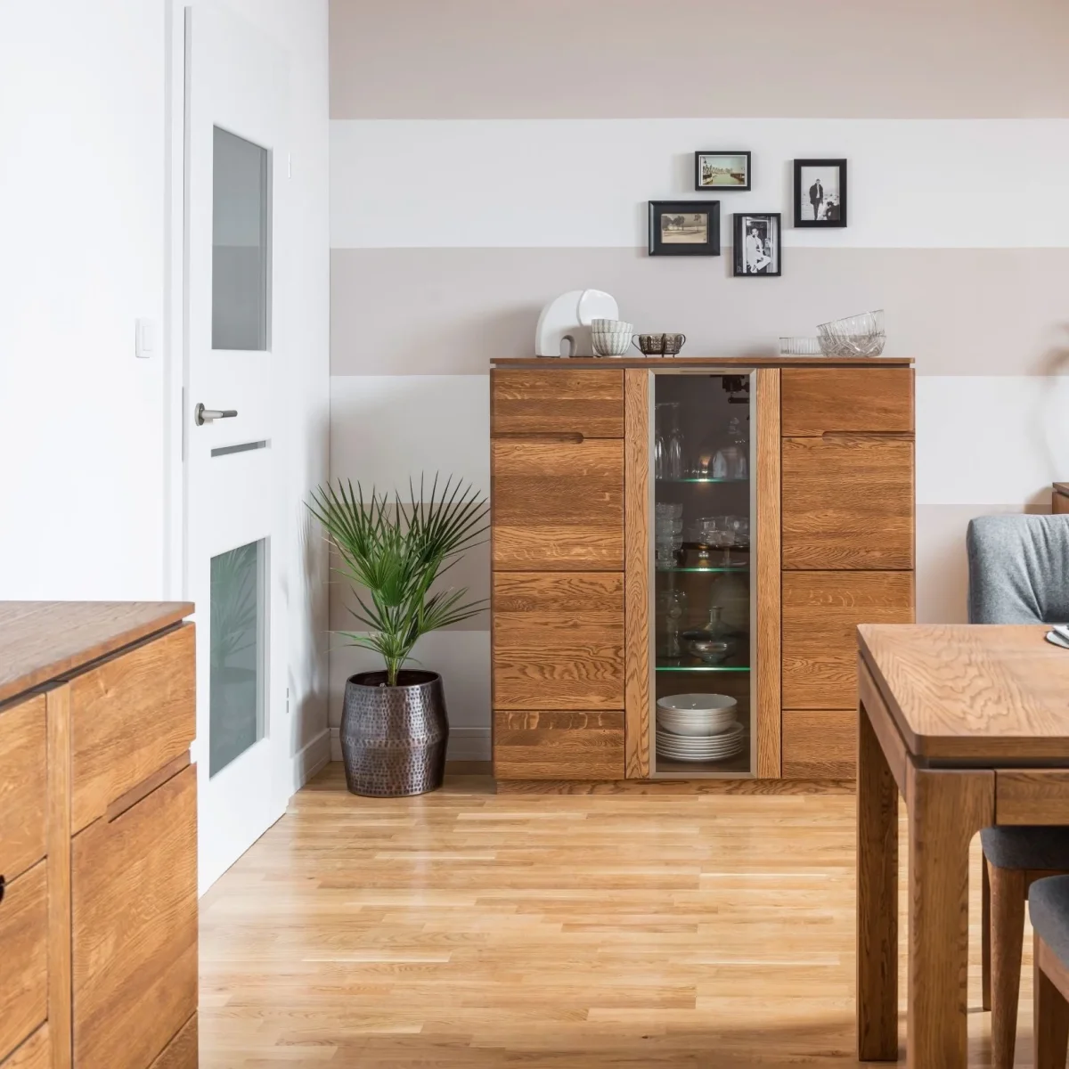 Eikenhouten vitrinekast MONTENEGRO 48 | LoftStory - Afbeelding 3