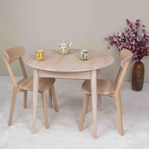 Set Escandi 3 massief houten tafel en twee ISKU stoelen